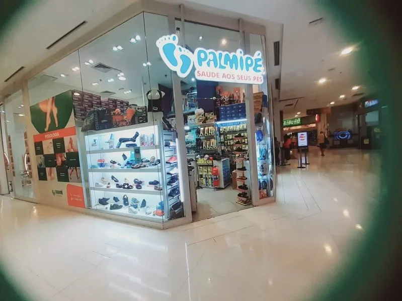 Fachada da loja Palmipé no shopping, com prateleiras cheias de produtos e letreiro da marca