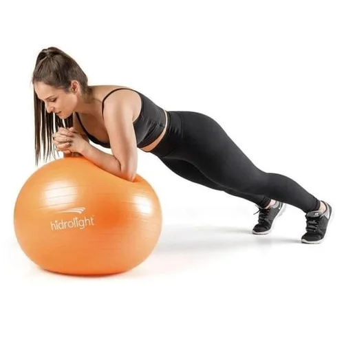 Mulher se exercitando apoiada em uma bola de pilates